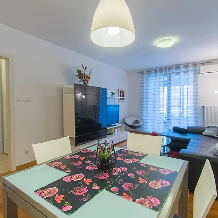 Flexible Selfcheckins 35 - Zagreb - Garage - Loggia - New Appartement Buitenkant foto