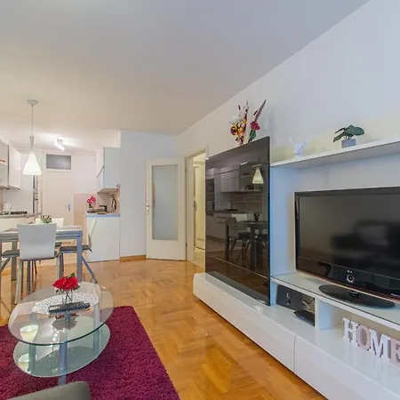 Flexible Selfcheckins 35 - Zagreb - Garage - Loggia - New Appartement Buitenkant foto